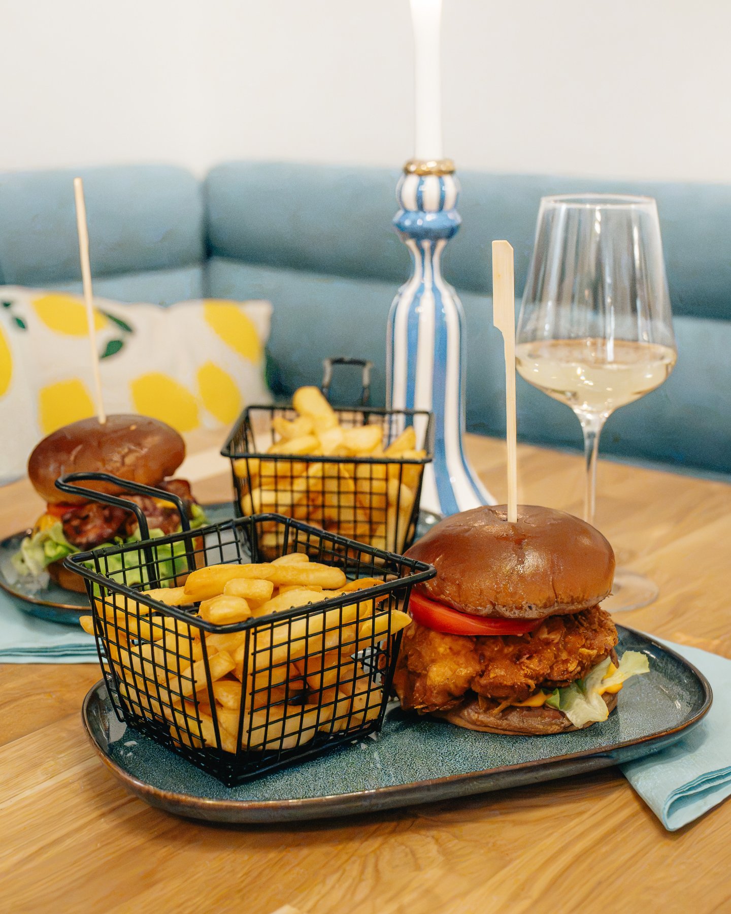 Crispy Chicken & Cheese Burger mit Steakpommes